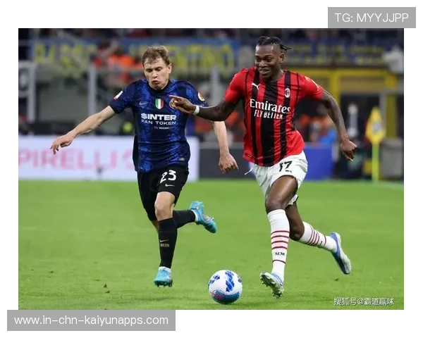 AC米兰后场发动长传直达锋线形成威胁
